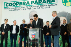 O governador Carlos Massa Ratinho Junior assinou nesta terça-feira (3) decreto regulamentando a Lei 16.751/10, que institui a alimentação escolar orgânica em todo o sistema estadual de ensino do Paraná. O objetivo é incluir alimentos orgânicos gradualmente na alimentação dos alunos das mais de 2 mil escolas estaduais, até chegar a 100% da merenda em 2030. Parte da produção virá da agricultura familiar.