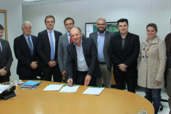 O Governo do Estado deu início nesta terça-feira (03) a mais um projeto inovador. O secretário do Desenvolvimento Urbano e de Obras Pública, João Carlos Ortega, assinou Memorando de Entendimento entre o Paranacidade, o Green Building Council Brasil (GBC BR) e a Fomento Paraná  para transformar as escolas municipais de todo o Estado em geradoras de energia elétrica fotovoltaica e qualificá-las para alcançar a condição de consumo zero de energia de origem externa. Foto: Divulgação/SEDU