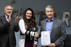 O Instituto de Tecnologia do Paraná (Tecpar) firmou nesta quinta-feira (5) o termo de adesão aos Objetivos de Desenvolvimento Sustentável (ODS), da Agenda 2030 da Organização das Nações Unidas (ONU). O documento foi assinado pelo diretor-presidente do instituto, Jorge Callado, e pela vice-presidente do Conselho Estadual de Desenvolvimento Econômico e Social do Paraná (Cedes), Keli Guimarães. O Cedes é responsável pela implementação da agenda ODS no Paraná. Foto: Divulgação/Tecpar
