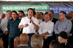 O Governador Carlos Massa Ratinho Junior confirmou investimentos que somam R$ 12,5 milhões para 24 municípios do Vale do Ivaí, Norte e Norte Pioneiro do Paraná. O pacote de ações inclui pavimentação asfáltica de vias urbanas, construção de barracões industriais e usina de asfalto, reforma em escolas, além da compra de veículos e equipamentos. As ordens para licitações e homologações foram assinadas nesta quinta-feira (05), em evento na prefeitura de Apucarana. Foto: Gilson Abreu/AEN