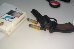 Policial do Escola Segura apreende simulacro de arma com aluno. Foto: PMPR