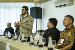 O trabalho constante por mais eficiência e qualidade nos portos paranaenses devem ser complementados por acompanhamento da segurança. “Nossos certificados hoje são internacionais e temos que manter sempre o alto nível na prestação de serviços, mas também na segurança”, afirmou o diretor-presidente da empresa pública Portos do Paraná, Luiz Fernando Garcia,ao abrir, nesta sexta-feira (6), o 1º Simpósio sobre Segurança Portuária, em Paranaguá. Foto: Claudio Neves/Portos do Paraná