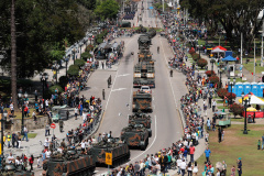Aproximadamente 20 mil pessoas acompanharam neste sábado (7), em Curitiba, o desfile cívico-militar que comemora os 197 anos da Proclamação da Independência, segundo estimativas da Polícia Militar do Paraná. O governador Carlos Massa Ratinho Junior assistiu a solenidade de 7 de Setembro na Avenida Cândido de Abreu, acompanhado de sua família, do comandante da 5ª Divisão do Exército, general de divisão José Russo Assumpção Delgado, do vice-governador Darci Piana e de diversas autoridades.