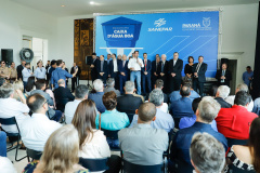 Prefeitos de 64 municípios do Paraná assinaram nesta segunda-feira (9), em evento com o governador Carlos Massa Ratinho Junior, a adesão ao programa Caixa d’Água Boa. A iniciativa viabiliza a instalação de caixas d’águas em casas de famílias carentes. Também foram assinados termos aditivos para outros 70 municípios cujos prefeitos já aderiram ao programa. 