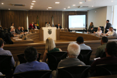 Representantes da Secretaria de Estado da Agricultura e do Abastecimento, do Instituto Paranaense de Assistência Técnica e Extensão Rural (Emater) e da Agência de Defesa Agropecuária do Paraná (Adapar) discutiram nesta segunda-feira (09), em audiência pública na Assembleia Legislativa, formas de ajudar os pequenos produtores de leite do Estado