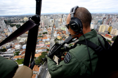 A Polícia Civil do Paraná (PCPR) abriu o período de inscrições para o primeiro curso de pós-graduação em Operações Aéreas de Segurança Pública. É o primeiro do Brasil. As inscrições foram abertas segunda-feira (09) e são ofertadas 20 vagas para policiais civis interessados em adquirir formação como operador aerotático. 