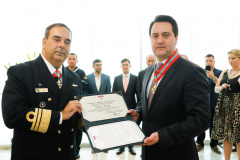 O governador Carlos Massa Ratinho Junior foi condecorado nesta terça-feira (10) com a medalha da Ordem do Mérito Naval no Grau de Grande Oficial. A honraria foi concedida pelo presidente da República, Jair Messias Bolsonaro. A medalha tem a finalidade de agraciar militares da Marinha e personalidades civis e militares, brasileiras ou estrangeiras, que prestaram relevantes serviços à corporação. Foto: Rodrigo Felix Leal/AEN