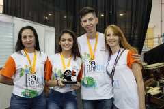 Estudantes desenvolvem piso sustentável que ajuda a evitar enchentes. Foto: Divulgação/SEED