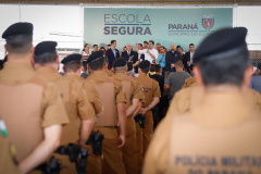 O programa Escola Segura, iniciativa do Governo do Paraná para ampliar a proteção de alunos e professores da rede estadual, está implantado em 40 colégios estaduais da Grande Curitiba, contando com 77 policiais militares da reserva. O lançamento oficial na região foi feito nesta quarta-feira (11) pelo governador Carlos Massa Ratinho Junior. No Paraná, o programa já beneficia alunos e professores de 71 colégios estaduais e conta com a atuação de 126 policiais militares.
