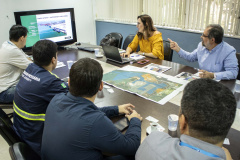 A conquista da autonomia para administrar os próprios contratos de exploração de áreas dos portos organizados, pela empresa pública Portos do Paraná, está servindo de exemplo para os demais portos do país. Com um mês de assinatura do novo convênio de delegação, a administração paranaense está recebendo equipes de outros terminais.