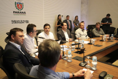 O governador Carlos Massa Ratinho Jr, reuniu-se com empresários da empresa Tirol, que anunciaram investimentos no município de Ipiranga. Presentes: prefeito de Ipiranga, Luiz Carlos Blum; secretário de Infraestrutura e Logística, Sandro Alex; diretor presidente da APD, Eduardo Bekin; gerente de projetos da Tirol, Maicon Spada; diretor industrial, Adalberto Rofner e diretor comercial da Tirol, Carlos Dresch.Curitiba, 11-09-19.Foto: Arnaldo Alves / AEN.