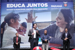 O governador Carlos Massa Ratinho Junior lançou nesta quarta-feira (11), em Curitiba, o programa Educa Juntos, iniciativa da Secretaria de Estado da Educação e do Esporte para apoiar os municípios e melhorar os índices de aprendizagem e alfabetização dos estudantes paranaenses desde a educação infantil. Foto: Gilson Abreu/AEN