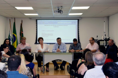 O secretário de Estado da Saúde, Beto Preto, reuniu nesta quarta-feira (11) prefeitos, secretários Municipais de Saúde e representantes do COMESP (Consórcio Metropolitano de Saúde do Paraná), ACISPAR (Associação dos Consórcios e Associações Intermunicipais de Saúde do Paraná), ASSOMEC (Associação dos Municípios do Paraná) e Cresems (Conselho Regional dos Secretários Municipais de Saúde) para definir e discutir ações na Região Metropolitana de Curitiba.
Foto: Divulgação/SESA