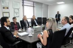 O diretor-presidente da Fomento Paraná, Heraldo Neves, e o presidente da Assespro-Paraná (Associação das Empresas Brasileiras de Tecnologia da Informação), Adriano Krzyuy, assinaram nesta quinta (12) um contrato de prestação de serviços pelo qual a entidade se credenciou para atuar como correspondente da Fomento para viabilizar operações de financiamento para as empresas associadas à entidade em todo o Estado. Foto:Luciano Patzsch / Fomento Paraná