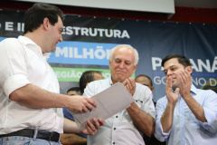 Obras de pavimentação de ruas, construção de praças e de barracão industrial estão entre os projetos que 26 municípios do Noroeste do Paraná farão com apoio do Estado. Os recursos somam R$ 44 milhões e foram confirmados pelo governador Carlos Massa Ratinho Junior nesta quinta-feira (12) durante encontro com os prefeitos, em Paranavaí. No mesmo evento, o governador autorizou recursos para equipamentos e obras na nova unidade da Santa Casa de Paranavaí. Foto: José Fernando Ogura/AEN