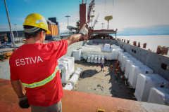 O Porto de Paranaguá lembra nesta sexta-feira (13) o aniversário de 116 de organização da categoria dos estivadores no Paraná. Fundado em 1903, o Sindicato dos Estivadores de Paranaguá (Sindestiva) foi um dos primeiros do país. É a classe de Trabalhador Portuário Avulso (TPA) mais antiga de Paranaguá. Atualmente, são cerca de 1.100 estivadores ativos no porto paranaense.