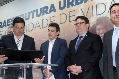 Foi assinada nesta sexta-feira (13) a ordem de serviço para o início dos estudos das Concessões de Rodovias Paranaenses. É o início do trabalho conjunto do Governo do Paraná e a União para modelagem do novo programa de concessões de rodovias que cortam o Paraná. Ao todo, serão licitados pelo Governo Federal 4,1 mil quilômetros de estradas estaduais e federais até 2021. Foto: Divulgação/SEIL