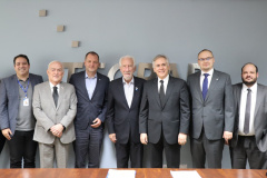 O vice-governador Darci Piana acompanhou nesta sexta-feira (13) empresários da República Tcheca que foram conhecer as soluções tecnológicas desenvolvidas pelo Tecpar e propor parcerias com o país. Integraram a comitiva o diretor de exportações da fabricante de veículos Tatra Trucks, Pavél Petrásek; e o gerente comercial para América Latina da CSG Aerospace, Jirí Kupka. Foto: Divulgação/Tecpar