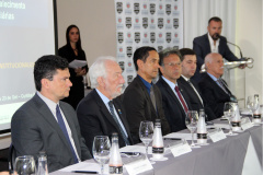Paraná participa de programa para fortalecer a polícia judiciária.

O vice-governador Darci Piana participou da abertura, junto com o ministro da Justiça, Sérgio Moro, e o secretário da Segurança Pública, Romulo Marinho Soares. O evento terá duração de uma semana e as discussões são direcionadas aos delegados da Polícia Civil do Paraná, a fim de dividir e difundir experiências e boas práticas no combate ao crime organizado, corrupção e lavagem de dinheiro.Foto: Divulgação/SESP