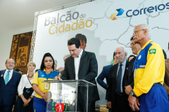O Governo do Estado firmou nesta segunda-feira (16) um protocolo de intenções com os Correios para implantação, NO Paraná, do programa Balcão do Cidadão. A iniciativa prevê a disponibilização de serviços públicos nas agências dos Correios, que estão em todos os municípios. O termo foi assinado pelo governador Carlos Massa Ratinho Junior e pelo superintendente de Operações dos Correio no Paraná, Paulo Kremer, em cerimônia no Palácio Iguaçu.