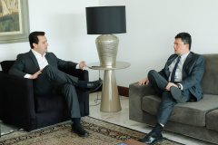 Governador Carlos Massa Ratinho Junior recebe o ministro da Justiça Sérgio Moro.