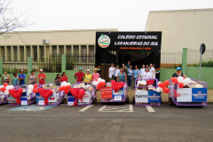 Ação de colégio doa carrinhos novos a catadores de papel. Foto: Divulgação/SEED