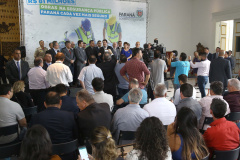 O governador Carlos Massa Ratinho Junior confirmou nesta quarta-feira (18) investimentos do Estado em pacote de obras da área da Segurança Pública. Serão construídas cadeias públicas em Foz do Iguaçu, Londrina, Ponta Grossa e Guaíra e delegacias em Araucária, Almirante Tamandaré e Colombo. A solenidade foi no Palácio Iguaçu, com a presença do secretário da Segurança Pública, Romulo Marinho Soares. Curitiba,18/09/2019 Foto:Jaelson Lucas / AEN