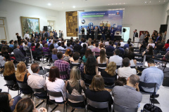 A estrutura da administração pública estadual recebeu nesta quarta-feira (18) o reforço de 100 novos servidores, que passam a integrar o Quadro Próprio do Poder Executivo. Em cerimônia no Palácio Iguaçu, o vice-governador Darci Piana deu posse a administradores, economistas, contadores e técnicos administrativos que passaram em concurso público feito em 2017. Outros 41 candidatos aprovados devem tomar posse em breve. 18/09/2019. Foto: José Fernando Ogura/AEN