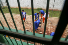 No Paraná, 7.002 presos custodiados pelo Departamento Penitenciário Estadual (Depen) trabalham em projetos para a remição de pena, em todas as unidades penais do Estado, o que representa 30% da população carcerária do Paraná. Segundo colocado no ranking nacional, os detentos trabalham em 11 fábricas de uniformes, sete de pavers (bloquetos de pavimentação de calçadas), uma de bolas, uma de fraldas, uma indústria gráfica e uma de tijolos ecológicos.-Foto: Gilson Abreu/AEN