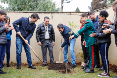 O governador Carlos Massa Ratinho Junior participou nesta segunda-feira (23), do plantio de árvores no Colégio Estadual Professora Maria Gai Grendel, no bairro Caximba, em Curitiba. O evento marcará o início do programa Paraná mais Verde, que vai incentivar o plantio de mudas de árvores nativas em todo o Estado. 