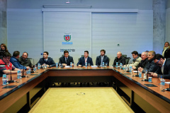 Prefeitos, empresários e deputados que representam municípios das regiões Sudoeste e Oeste participaram nesta segunda-feira (23) de reunião com o chefe da Casa Civil, Guto Silva, e o secretário de Infraestrutura e Logística, Sandro Alex, para tratar da reativação do aeroporto de Cruzeiro do Iguaçu. Foto: Divulgação/Casa Civil