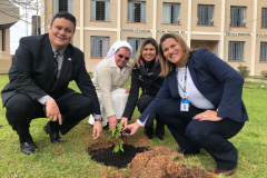 A Escola Estadual Dom Pedro II, na área rural de Campo Largo, na Região Metropolitana de Curitiba, ficará mais arborizada. Na segunda-feira (23), pelo Programa Paraná Mais Verde, de arborização rural e urbana, o controlador-geral do Estado, Raul Siqueira, e a chefe do Núcleo Regional de Educação da Área Metropolitana Sul, Chayane Callegalim Rocha, plantaram uma árvore na instituição de ensino. Foto:Divulgação/CGE