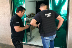 A Polícia Civil do Paraná (PCPR) cumpriu nesta terça-feira (24) 12 mandados judiciais contra uma quadrilha suspeita de reaproveitar materiais de uso único (descartáveis), utilizados em cirurgias urológicas. Os investigados revendiam os produtos de forma clandestina para médicos de todo o Estado. Foto: Divulgação/PCPR