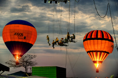 Os Jogos de Aventura e Natureza – Etapa Lindeiros vão colorir o céu de Foz do Iguaçu neste sábado (28). A programação de abertura da competição terá início às 16 horas, no Gramadão da Vila A, com o show de Sandami e A Banda que Voa, em espetáculo que mistura música e circo a 40 metros de altura. Também haverá outras atividades, como balonismo e parede de escalada, tudo gratuito e aberto ao público.Foto: Denis Ferreira Netto/SEDEST