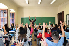Com o objetivo de integrar ainda mais os deficientes auditivos à sociedade, 26 de setembro foi instituído por lei o Dia Nacional dos Surdos. No Paraná, o Governo do Estado garante a inclusão dos jovens surdos nas instituições de ensino estaduais, fazendo com que esses alunos tenham acesso a um processo de ensino e aprendizagem de qualidade.

