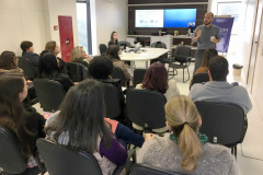 A Secretaria de Estado da Justiça, Família e Trabalho e a Organização Internacional para as Migrações (OIM), da Organização das Nações Unidas (ONU), promoveram nesta quinta-feira (26) uma oficina de formação para assistência ao migrante. Participaram gestores estaduais e federais que atendem migrantes em todo o Paraná. Foto:Divulgação/SEJUF