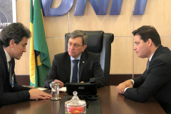 O secretário da Infraestrutura e Logística do Paraná, Sandro Alex, e o diretor-geral do Departamento de Estradas e Rodagem (DER), Fernando Furiatti, estiveram nesta semana no Ministério da Infraestrutura, em Brasília, para tratar de assuntos referentes a importantes obras no Estado. Entre elas, a ampliação da pista do Aeroporto Internacional de Foz do Iguaçu e a duplicação da BR-469, conhecida como Rodovia das Cataratas. Foto: Divulgação/SEIL