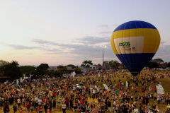 Foz do Iguaçu, no Oeste do Paraná, foi palco do espetáculo de música, luzes e cores neste sábado (28) durante a abertura oficial da 3ª etapa dos Jogos de Aventura e Natureza, que acontece até o próximo fim de semana na região dos municípios lindeiros. Cerca de 10 mil pessoas participaram. Foto: Beto Pacheco
