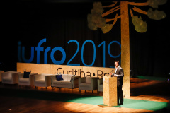 O governador Carlos Massa Ratinho Junior participou nesta segunda-feira (30), em Curitiba, da abertura do Congresso Mundial da União Internacional de Organizações de Pesquisa Florestal (IUFRO, da sigla em inglês). Esta é a 25ª edição do evento e a primeira vez que acontece na América Latina, reunindo cerca de 3,2 mil pesquisadores, de 114 países.