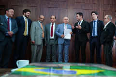 O Governo do Paraná irá trabalhar com um orçamento total de R$ 49,9 bilhões em 2020. R$ 35,2 bilhões serão direcionados às secretarias do Executivo, R$ 11 bilhões para o regime próprio da previdência e R$ 3,7 bilhões para investimentos das estatais. A previsão consta do projeto da Lei Orçamentária Anual (LOA) entregue nesta segunda-feira (30) pelo chefe da Casa Civil, Guto Silva, ao presidente da Assembleia Legislativa, Ademar Traiano.Foto: Guilherme Flores/Casa Civil