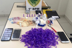 Nesta manhã foram apreendidos sete armas de fogo, R$ 6 mil em dinheiro e uma carga de cigarro contrabandeada foi recuperada. Em outras fases da investigação foram presas nove pessoas e apreendidos um quilo de crack, 1,3 quilo de cocaína, 50 munições e quatro veículos. Foto: Divulgação/SESP