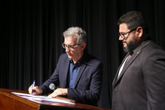 Os profissionais que trabalham na área cultural do Paraná terão acesso a cursos de extensão e pós-graduação gratuitos a partir do ano que vem. O secretário de Estado da Comunicação Social e da Cultura, Hudson José, assinou nesta quinta-feira (03), em Londrina (Norte), o termo de parceria com a Universidade Estadual de Ponta Grossa (UEPG), que ofertará os cursos na modalidade de Educação a Distância (EAD) para gestores, produtores e conselheiros de cultura.