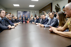 O governador Carlos Massa Ratinho Junior e o ministro da Justiça e Segurança Pública, Sergio Moro,  durante reunião com o prefeito de São José dos Pinhais, Toninho Fenelon, e os comandos das equipes de segurança da União, estados e município que atuam em conjunto no projeto-piloto iniciado pelo Ministério em 30 de agosto. Foto: José Fernando Ogura/AEN