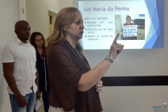 A coordenadora de Políticas para Mulheres do Governo do Estado, Goretti Bussolo, e o policial militar da reserva que trabalha num dos turnos de um colégio em Fazenda Rio Grande, na Região Metropolitana de Curitiba, parte do programa Escola Segura, receberam nesta sexta-feira (4) cinco denúncias de abuso e violência durante uma palestra que tinha como título Feminicídio e Violência Contra a Mulher