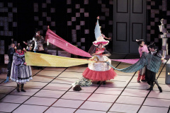 O G2 Cia. de Dança, companhia de bailarinos master do Teatro Guaíra, se apresenta no Sudeste e Nordeste do país em outubro. Dias 13 e 15 o grupo dança em Vitória (ES) e dias 26 e 27 é a vez de Fortaleza (CE). As viagens fazem parte da celebração de vinte anos do G2. No repertório, duas coreografias aclamadas: La Cena e Blow Elliot Benjamin. Nos últimos anos, o grupo vem desenvolvendo uma técnica inovadora que une dança, interpretação e música. 