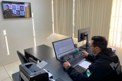 A Polícia Civil do Paraná (PCPR) implantou centrais de flagrantes por videoconferência no Interior do Estado. Até o momento, 98 municípios já contam com o serviço que deve ser expandido. O novo sistema emprega tecnologia e inovação, trazendo mais eficiência ao trabalho policial, além de otimizar recursos humanos.