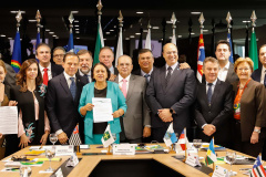 O governador Carlos Massa Ratinho Junior defendeu nesta terça-feira (8) a necessidade de revisão do pacto federativo para que Estados e municípios tenham acesso a mais recursos para cumprir seus compromissos. Segundo ele, há vários temas que devem receber atenção para que haja melhoria da situação fiscal dos governos locais.