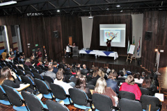 58 professores intercambistas da Secretaria de Estado da Educação e do Esporte participaram nesta segunda (7) e terça-feira (8), em Curitiba, do I Encontro Estadual de Capacitação de Professores no Exterior – Estados Unidos e Canadá, organizado pelo Departamento de Desenvolvimento Curricular da secretaria. Foto: Divulgação/SEED