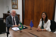 O vice-governador Darci Piana recebeu nesta terça-feira (8) a chefe de Delegação Adjunta da União Europeia (UE) no Brasil, Ana Beatriz Martins. Na reunião, foram discutidos temas de interesse do Governo do Estado, como a janela para investimentos estrangeiros em infraestrutura (rodovias e ferrovias) e projetos de turismo e comércio bilateral, além do acordo Mercosul-UE. Foto: Camila Tonetti/Vice-governadoria