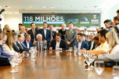 O governador Carlos Massa Ratinho Junior confirmou nesta quarta-feira (9) mais 1.494 novas casas populares para moradores de 33 municípios paranaenses. São imóveis financiados, casas repassadas gratuitamente a famílias de baixa renda e condomínios para pessoas idosas. O investimento é de R$ 118 milhões, com recursos do Tesouro Estadual, por meio do programa Habita Paraná, e de financiamento do Banco Interamericano de Desenvolvimento (BID).